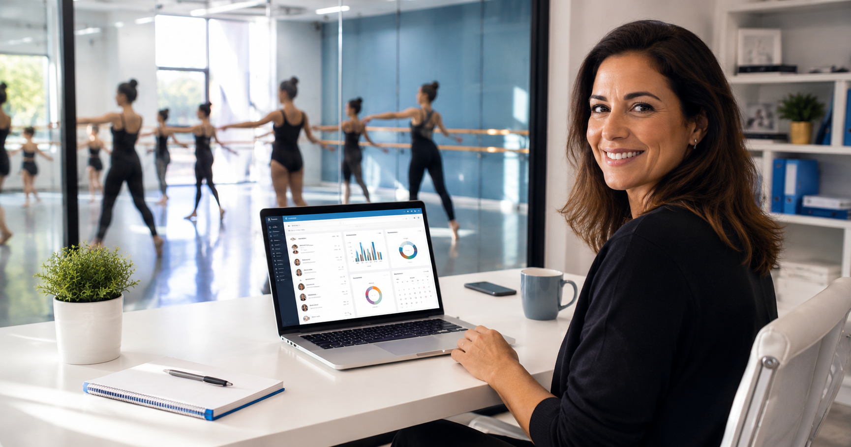 Directora de academia de baile usando software de gestión digital con dashboard de alumnos, pagos y clases